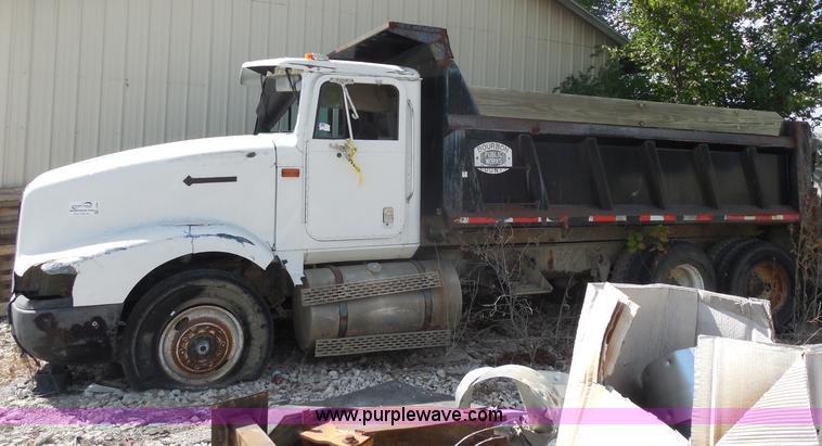 image for item I1499 1993 International 9400 dump truck