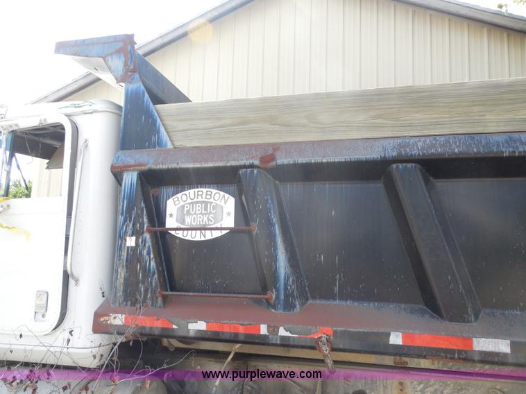 image for item I1499 1993 International 9400 dump truck