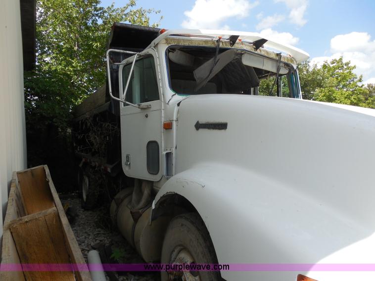 image for item I1499 1993 International 9400 dump truck