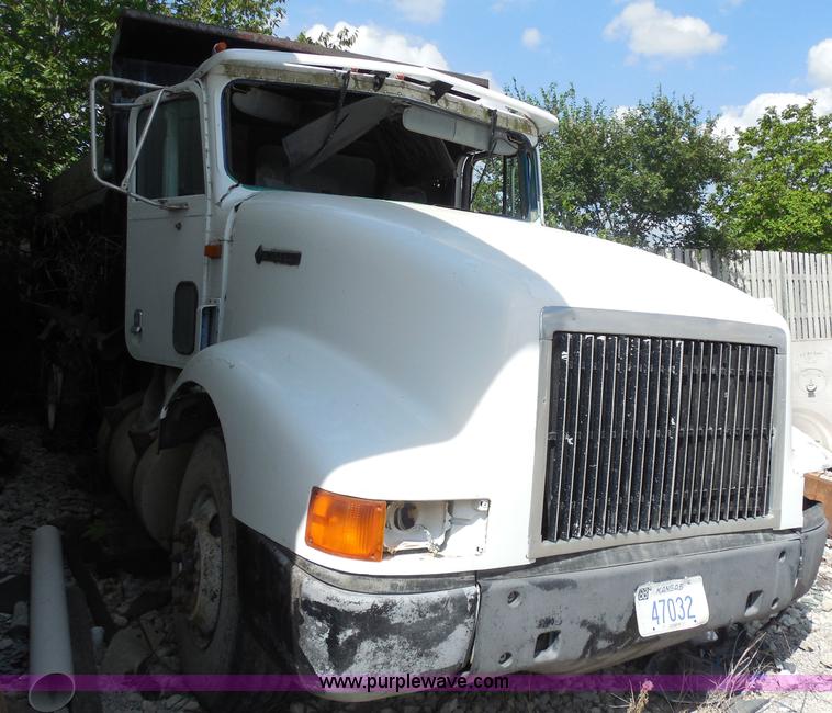 image for item I1499 1993 International 9400 dump truck