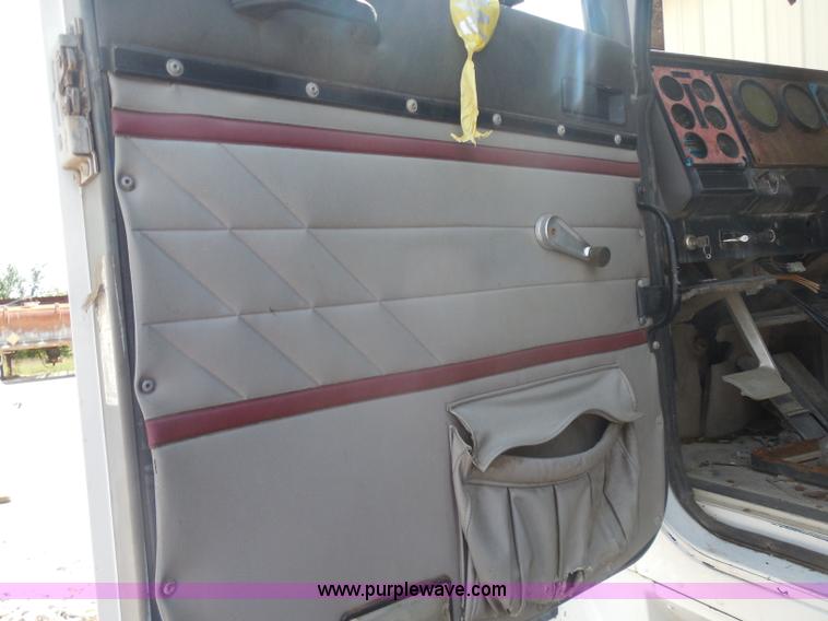 image for item I1499 1993 International 9400 dump truck