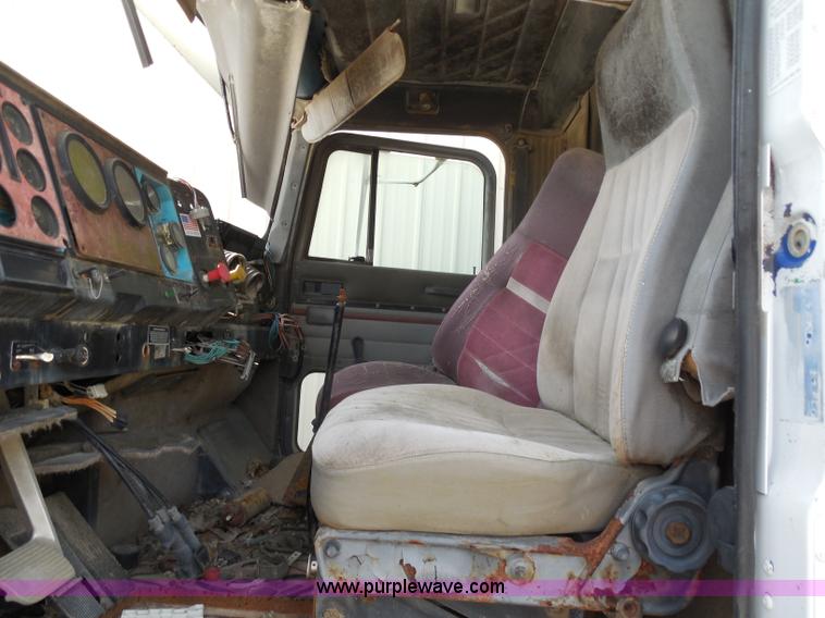 image for item I1499 1993 International 9400 dump truck