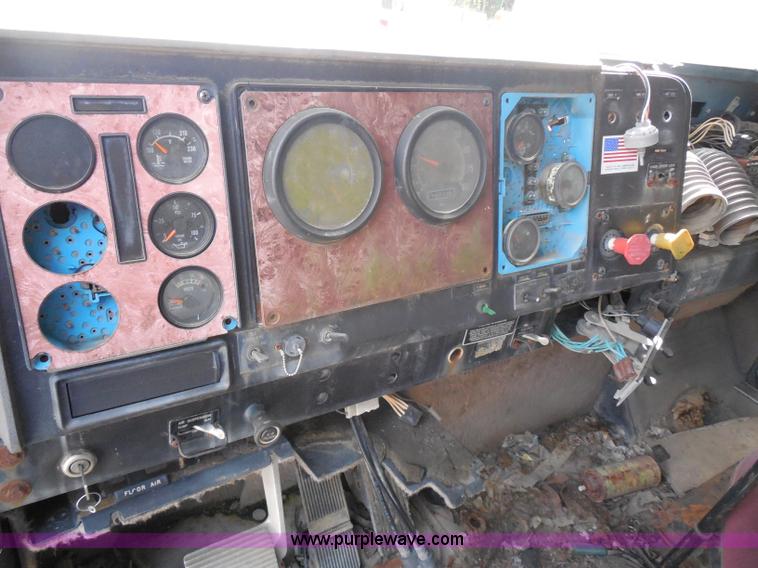 image for item I1499 1993 International 9400 dump truck