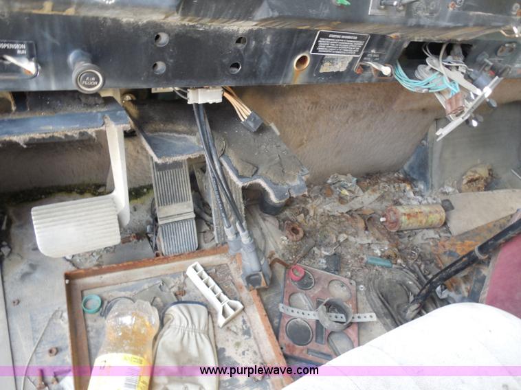 image for item I1499 1993 International 9400 dump truck