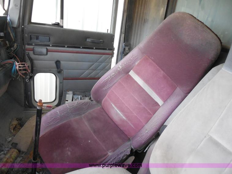 image for item I1499 1993 International 9400 dump truck