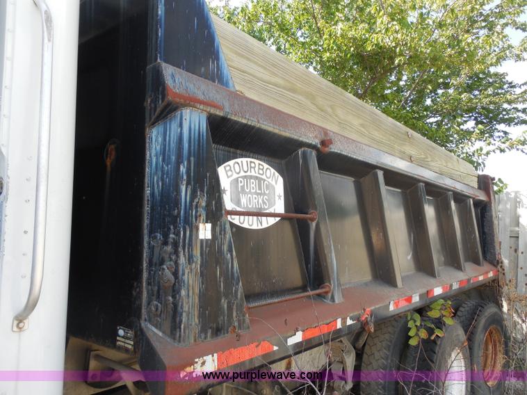 image for item I1499 1993 International 9400 dump truck