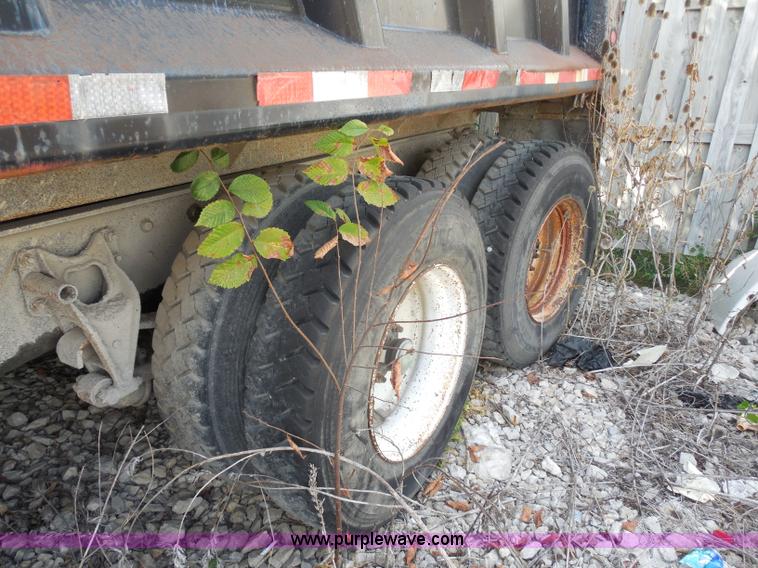 image for item I1499 1993 International 9400 dump truck