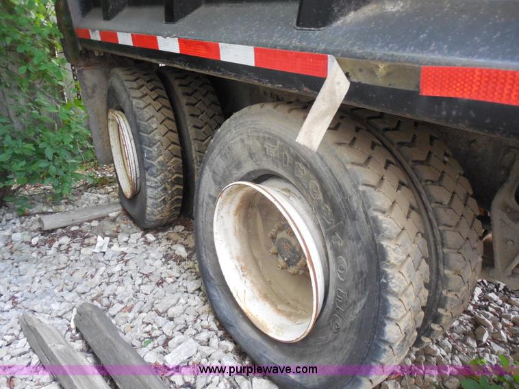 image for item I1499 1993 International 9400 dump truck