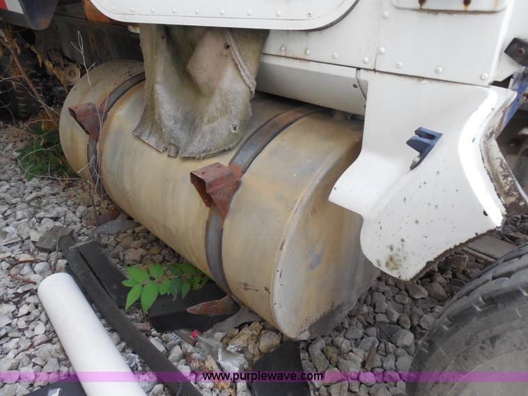 image for item I1499 1993 International 9400 dump truck