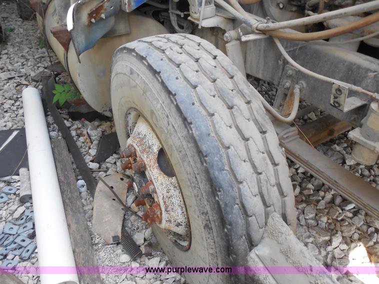 image for item I1499 1993 International 9400 dump truck