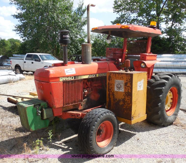 image for item I1500 1983 John Deere 2640 tractor