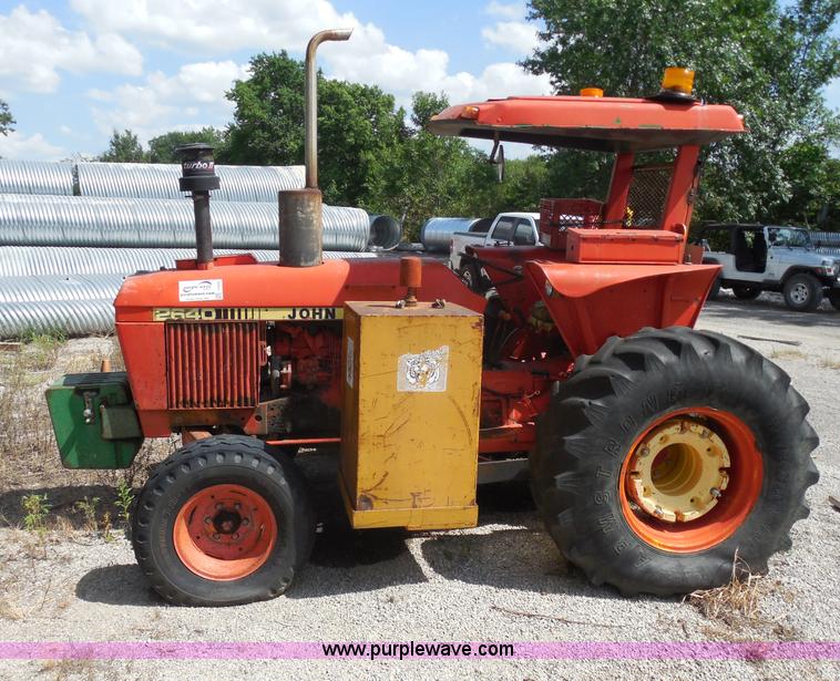image for item I1500 1983 John Deere 2640 tractor
