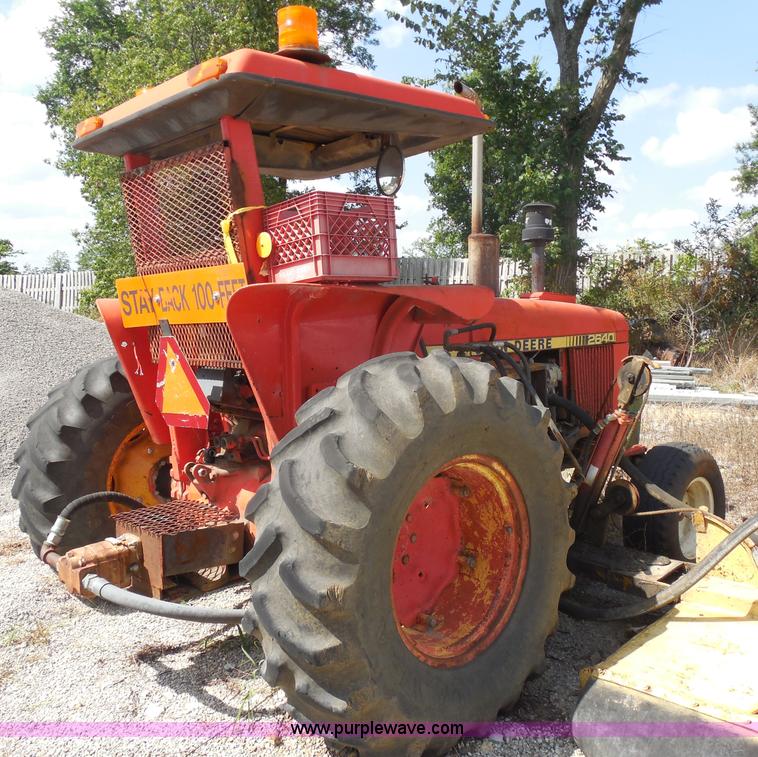 image for item I1500 1983 John Deere 2640 tractor