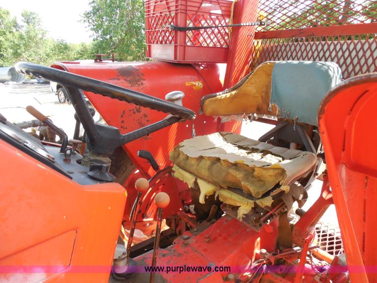 image for item I1500 1983 John Deere 2640 tractor