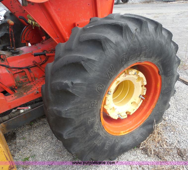 image for item I1500 1983 John Deere 2640 tractor