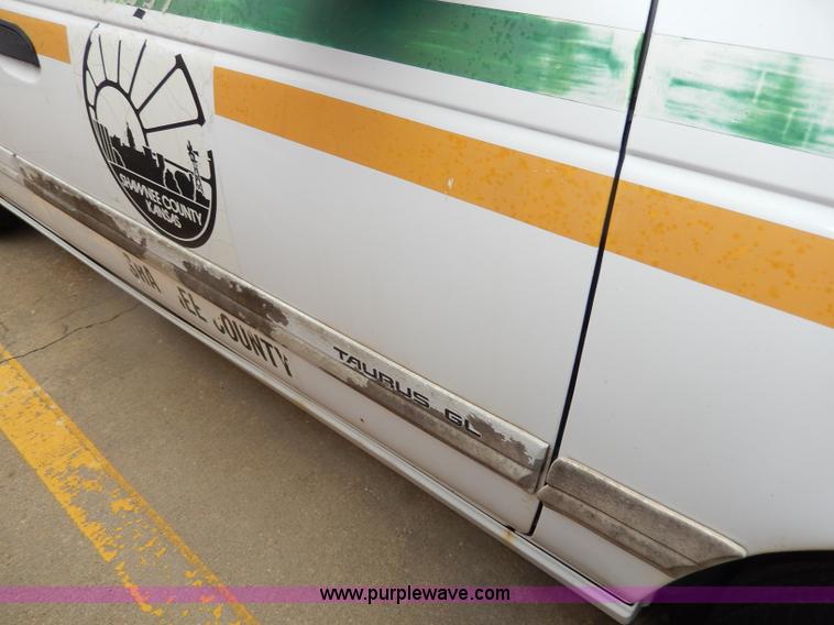 image for item I4280 1993 Ford Taurus GL