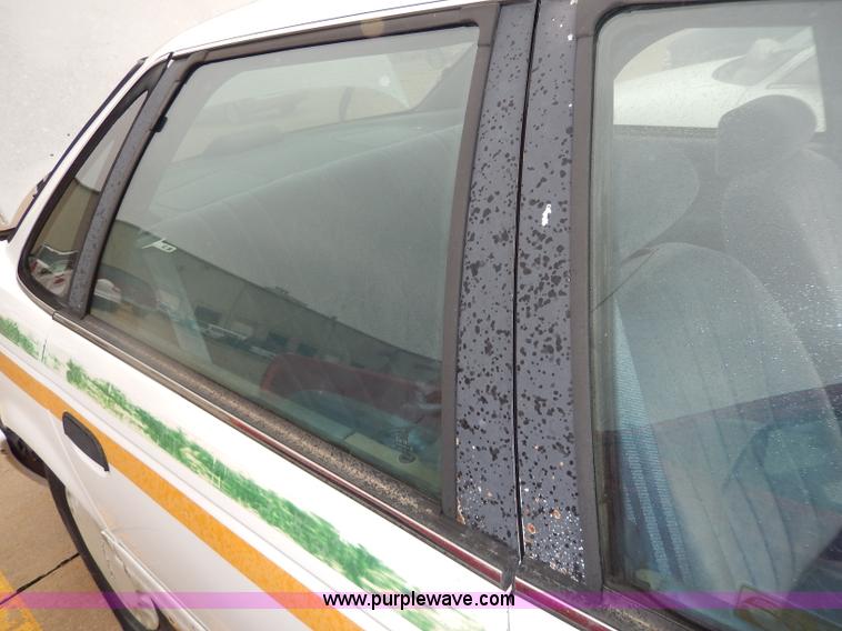 image for item I4280 1993 Ford Taurus GL