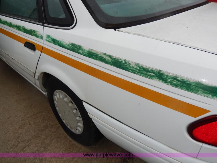 image for item I4280 1993 Ford Taurus GL
