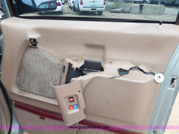 image for item I4282 1996 Ford Aerostar XLT van