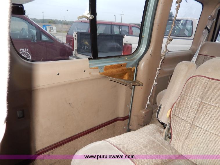 image for item I4282 1996 Ford Aerostar XLT van