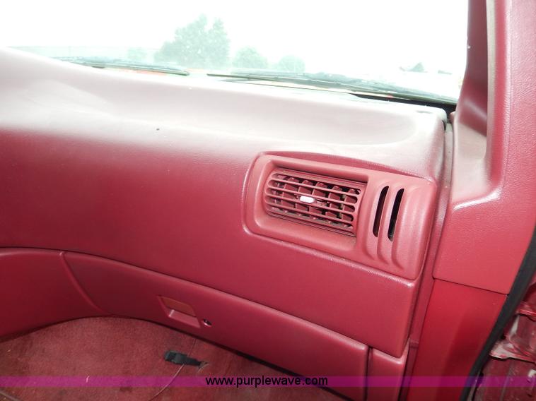 image for item I4284 1993 Ford Aerostar XL van