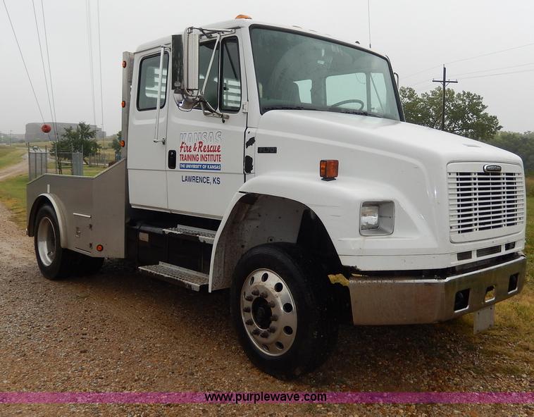 image for item I4302 2003 Freightliner FL70 semi truck