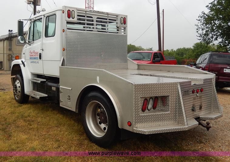 image for item I4302 2003 Freightliner FL70 semi truck