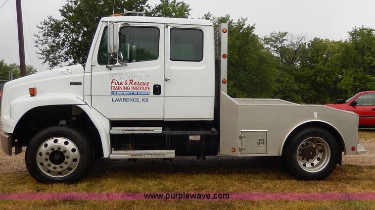 image for item I4302 2003 Freightliner FL70 semi truck