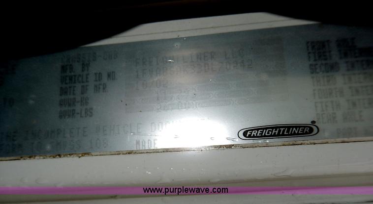 image for item I4302 2003 Freightliner FL70 semi truck