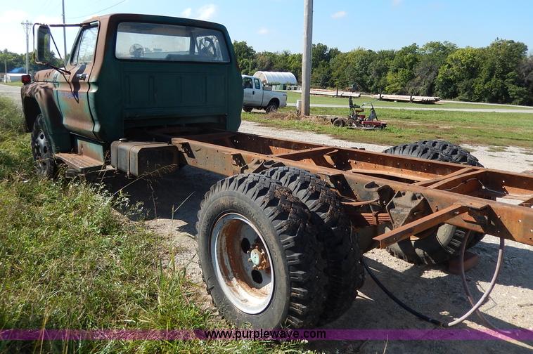 image for item I4315 1978 Ford F600 truck cab and chassis