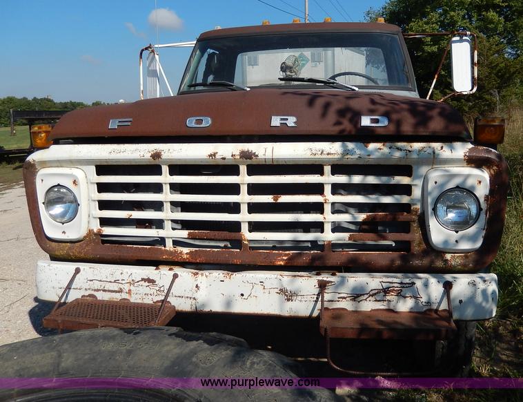 image for item I4315 1978 Ford F600 truck cab and chassis