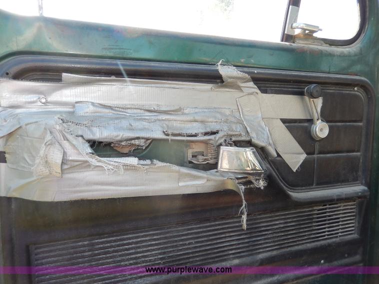 image for item I4315 1978 Ford F600 truck cab and chassis