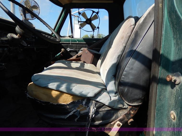 image for item I4315 1978 Ford F600 truck cab and chassis
