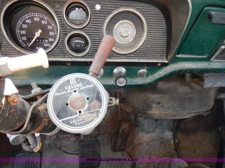 image for item I4315 1978 Ford F600 truck cab and chassis