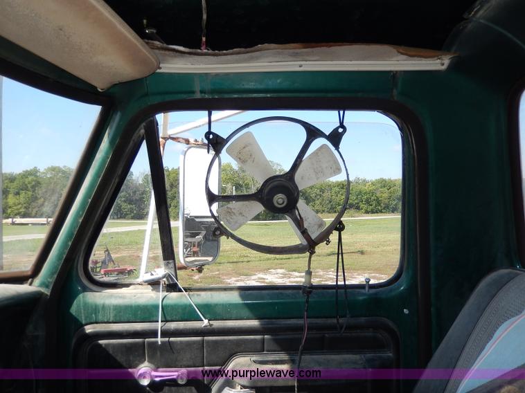 image for item I4315 1978 Ford F600 truck cab and chassis