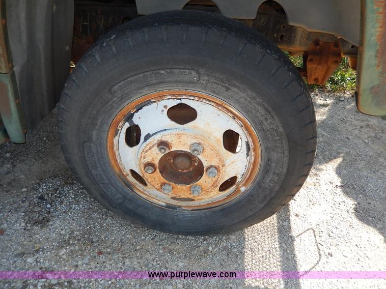 image for item I4315 1978 Ford F600 truck cab and chassis