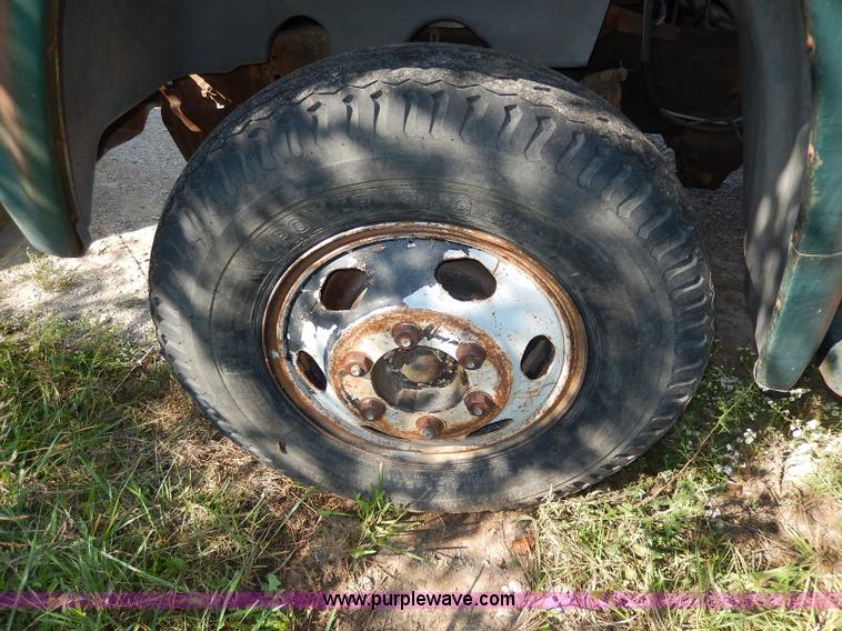 image for item I4315 1978 Ford F600 truck cab and chassis