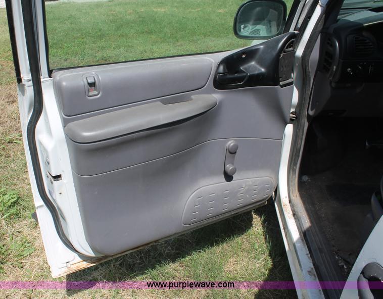 image for item I8081 1998 Dodge Caravan minivan