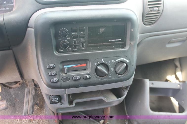 image for item I8081 1998 Dodge Caravan minivan