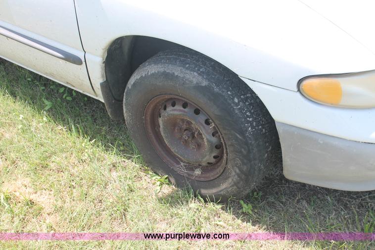 image for item I8081 1998 Dodge Caravan minivan