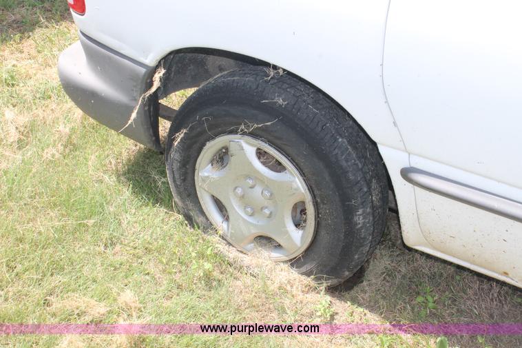 image for item I8081 1998 Dodge Caravan minivan