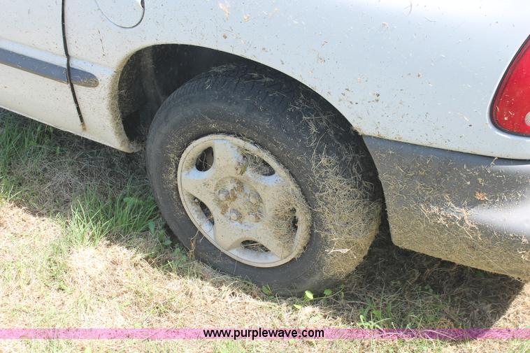 image for item I8081 1998 Dodge Caravan minivan