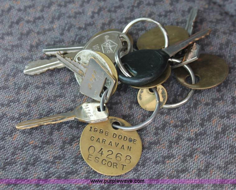 image for item I8081 1998 Dodge Caravan minivan