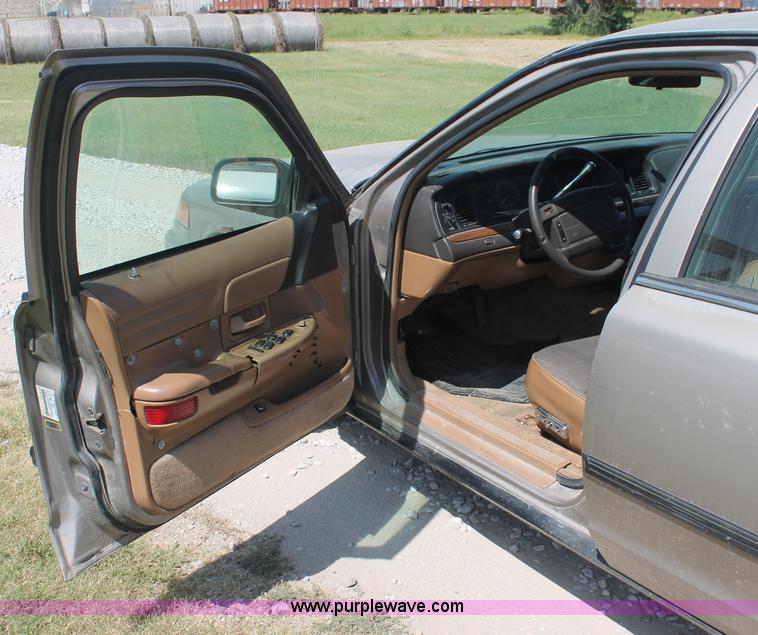 image for item I8086 1995 Ford Crown Victoria Police Interceptor