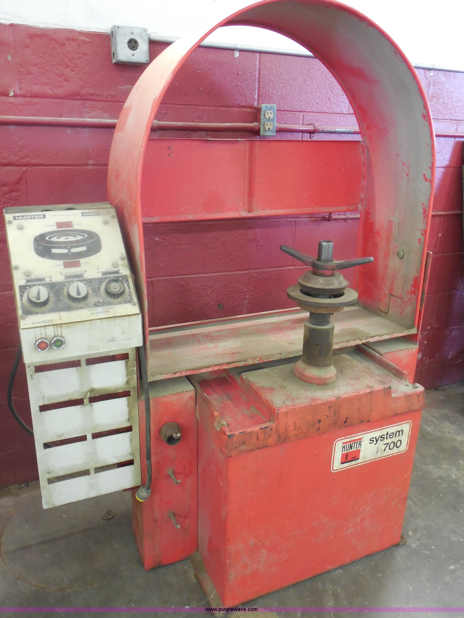 Hunter 700 tire balancer in Coffeyville, KS Item C1378 sold Purple Wave