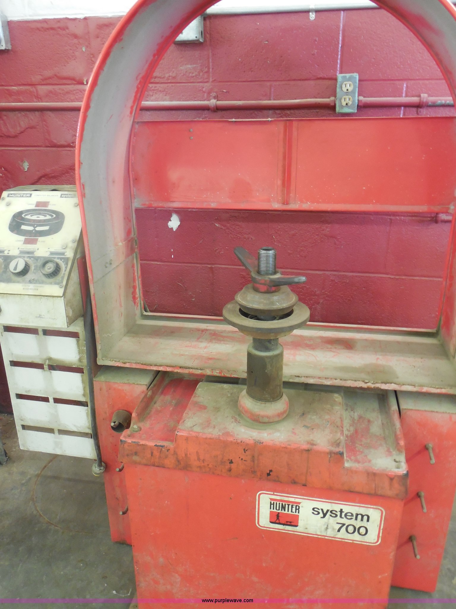 Hunter 700 tire balancer in Coffeyville, KS Item C1378 sold Purple Wave