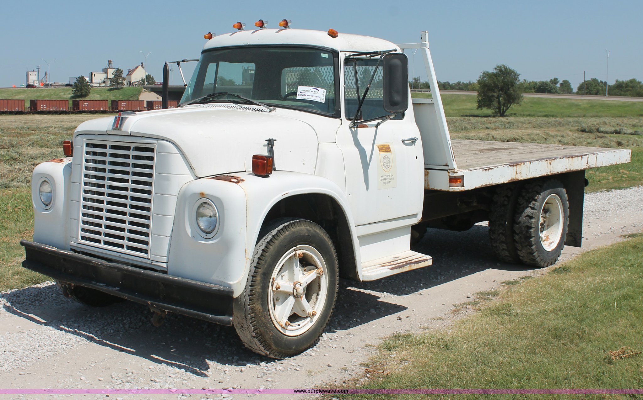 1975 International Loadstar 1600 flatbed truck in Hutchinson, KS Item