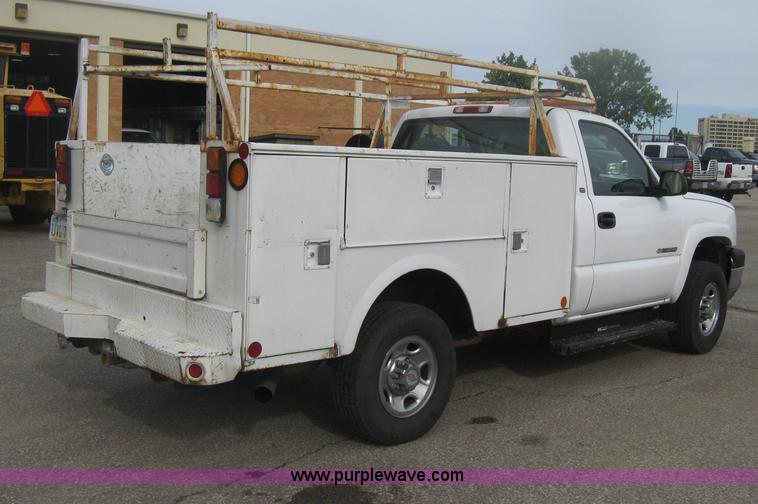 image for item H6347 2003 Chevrolet Silverado 2500HD utility truck