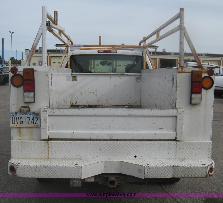 image for item H6347 2003 Chevrolet Silverado 2500HD utility truck