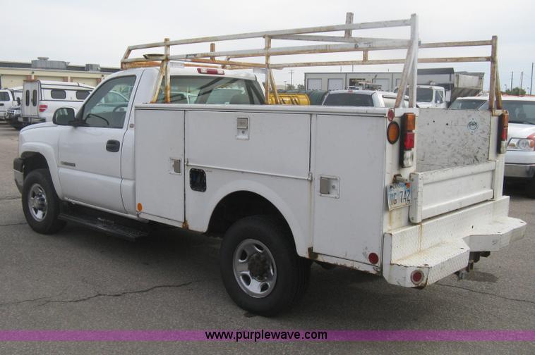 image for item H6347 2003 Chevrolet Silverado 2500HD utility truck
